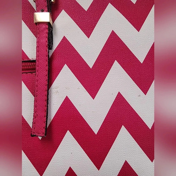 White Pink Boat Shape Beach Travel, Vacation Shoulder Bag Metal Hardware - Picture 4 of 16